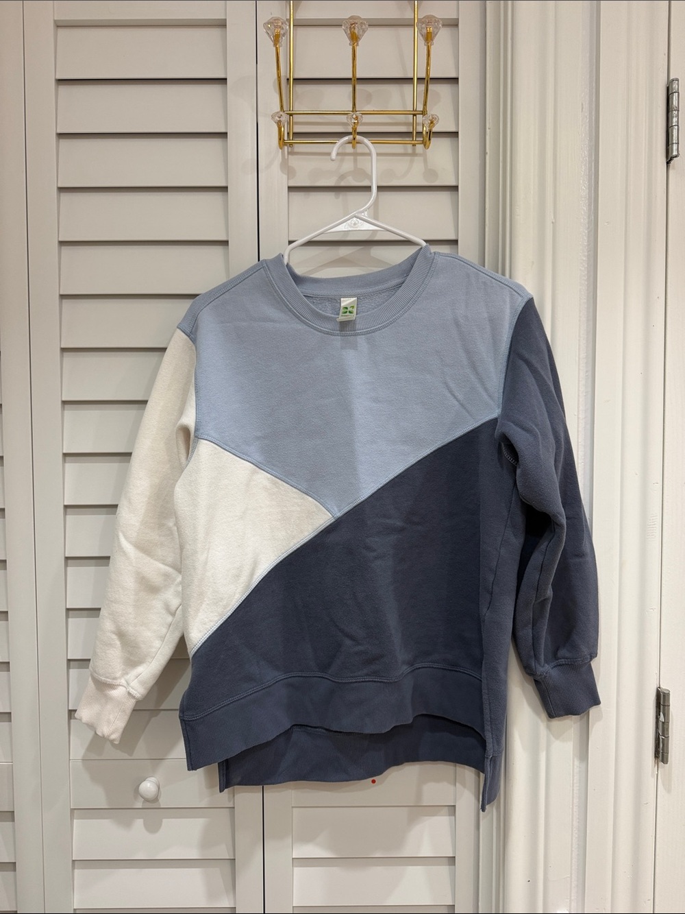 GreenTea Women’s Colorblock Crewneck Sweater in Light Blue, Navy & White